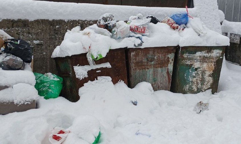 в городах амурской области из-за сильного снегопада перестали вывозить мусор
