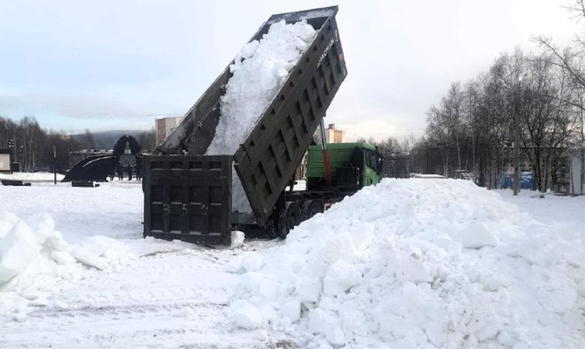 на главной площади тынды начали возводить снежные горки