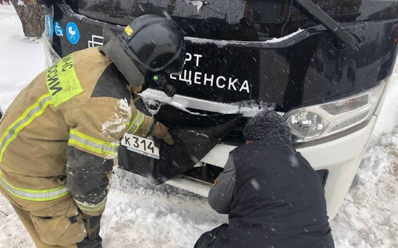 пожарные помогли благовещенцам выбраться из сугробов
